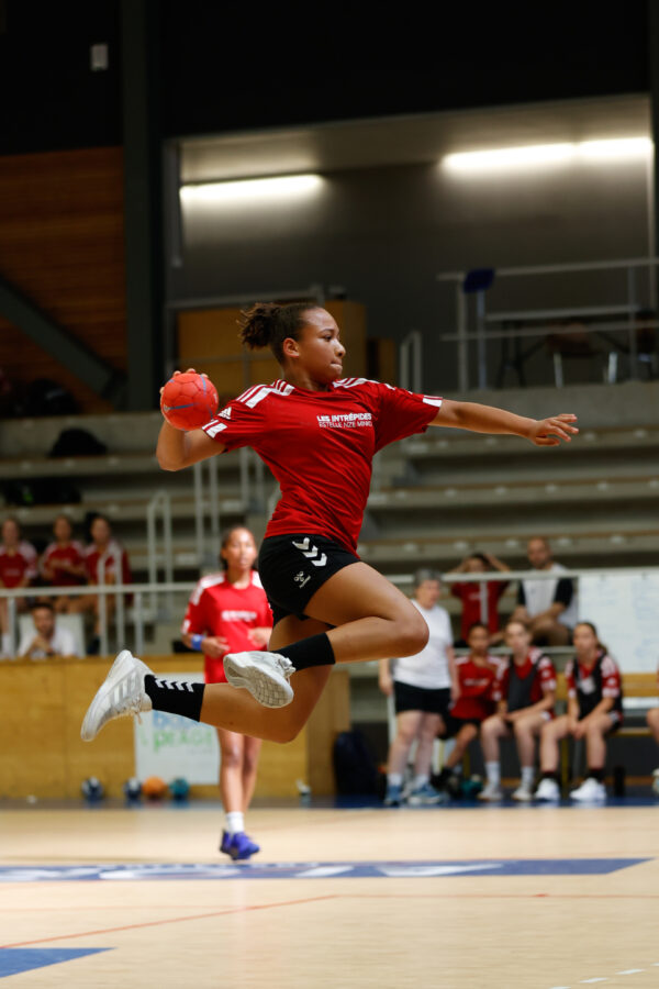 Les intrépides entrainement spécifique handball jeunes filles Estelle Nze Minko